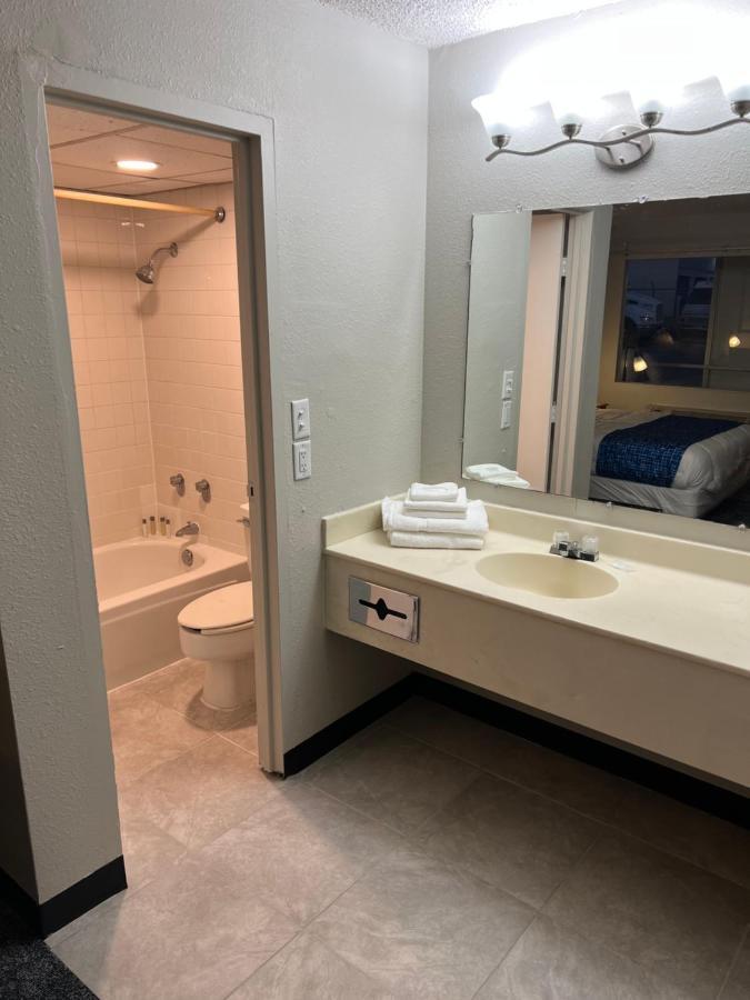 Travelodge By Wyndham Lincoln Northeast Esterno foto