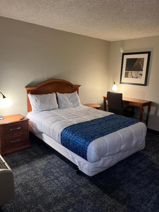 Travelodge By Wyndham Lincoln Northeast Esterno foto