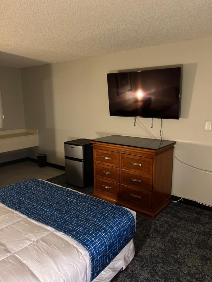 Travelodge By Wyndham Lincoln Northeast Esterno foto