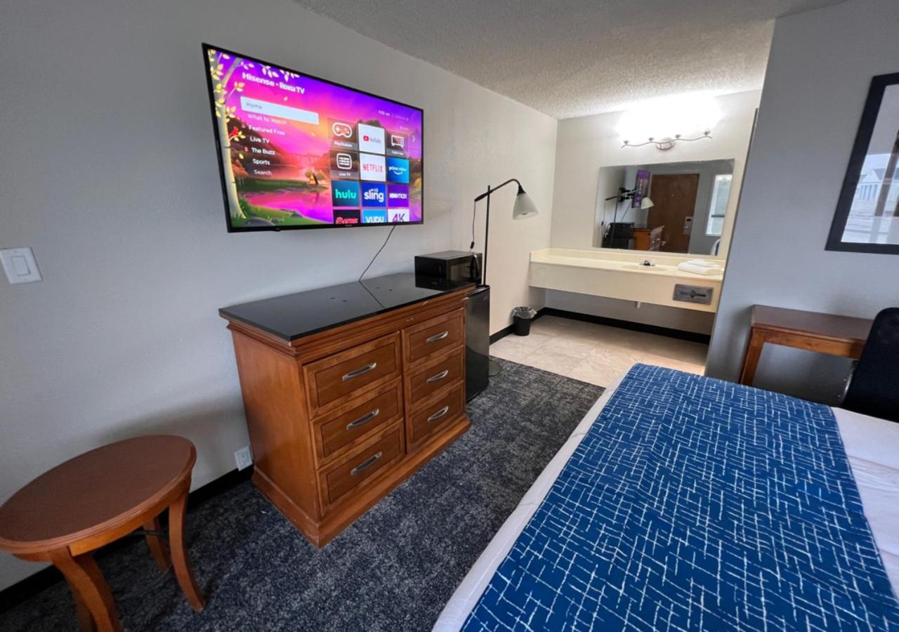 Travelodge By Wyndham Lincoln Northeast Esterno foto