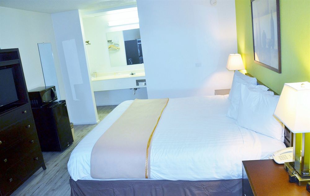 Travelodge By Wyndham Lincoln Northeast Esterno foto