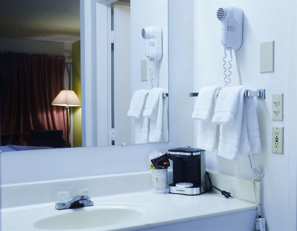 Travelodge By Wyndham Lincoln Northeast Esterno foto